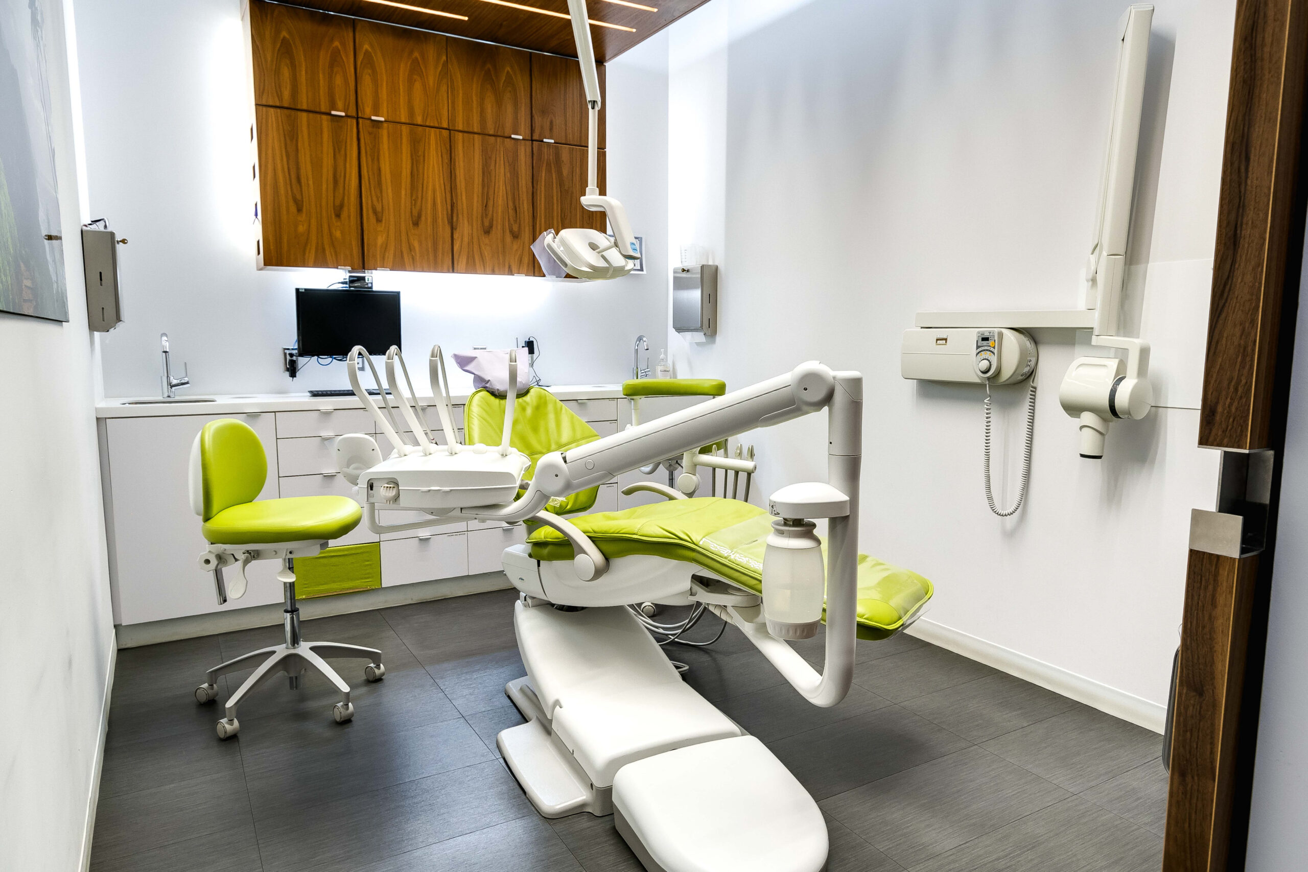 photo of an empty green dentists chair in a Fresh Dental clinic in Winnipeg
